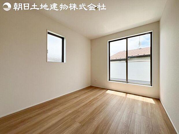 【洋室】開口部いっぱいから取り入れた柔らかな日差しとフローリングの色味が調和し快適空間を演出します。