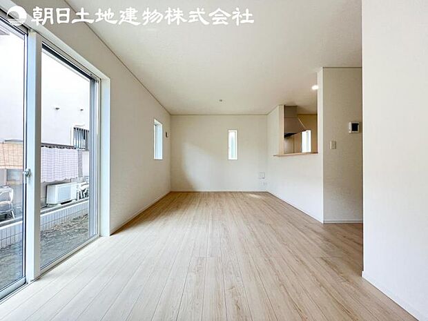 【リビング】開口部からたくさんの採光が望める快適空間となりご家族が集まりやすいリビングです。