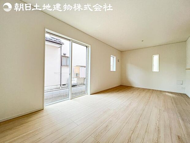 【リビング】静寂も喧騒も楽しめるご家族のお気に入りの大空間。いつまでもその場にいたくなる心地よさがご家族を繋げます。