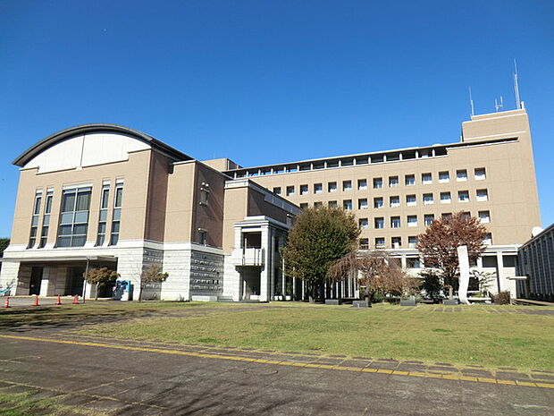 【綾瀬市役所】1035m 春は桜がきれい、夏は緑が気持ちいい。エントランスと1階は天井が高くて開放感があり明るいです。