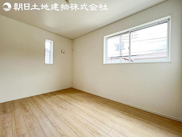 【洋室】2面より光を取り込み明るいお部屋となっております。