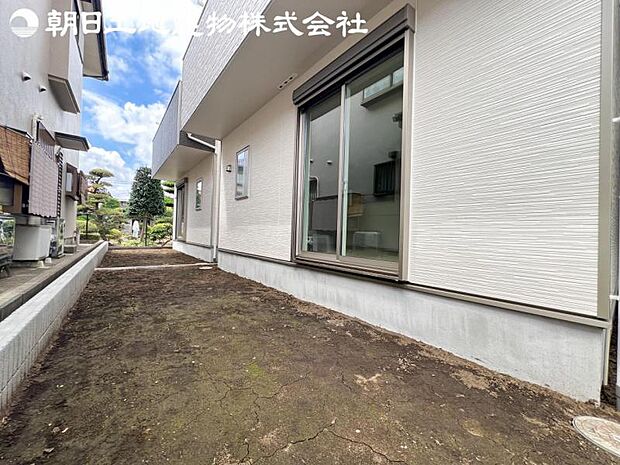 【庭スペース】ゆったりとしたお庭先は日当たりを確保するのにも大事なスペースです。