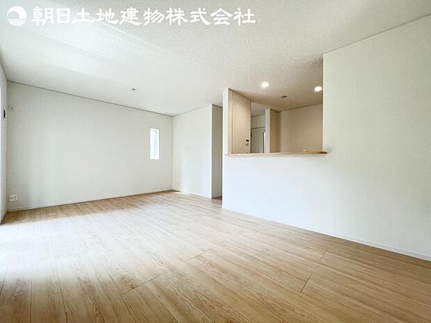【リビング】開口部からたくさんの採光が望める快適空間となりご家族が集まりやすいリビングです。