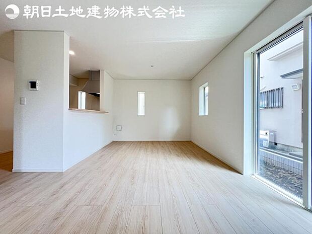 【リビング】静寂も喧騒も楽しめるご家族のお気に入りの大空間。いつまでもその場にいたくなる心地よさがご家族を繋げます。