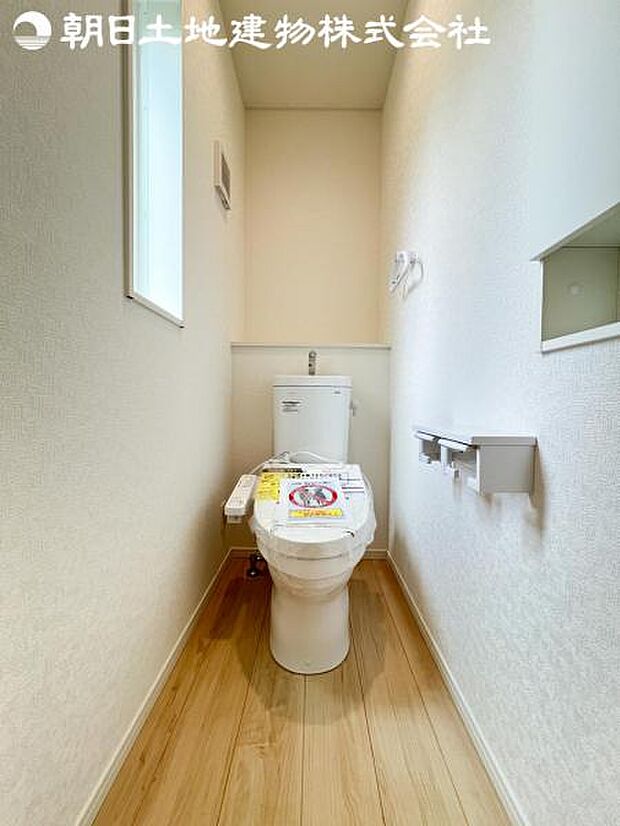 【トイレ】洗浄機能つきのお手洗いは2か所ございます。朝の忙しい時間や来客時に重宝します。