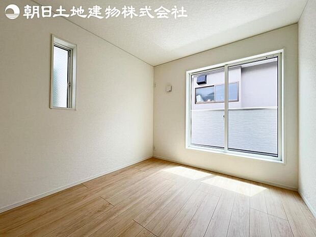 【洋室】バルコニーに面した掃出し窓があるため、光を取り込み明るいお部屋となっております。