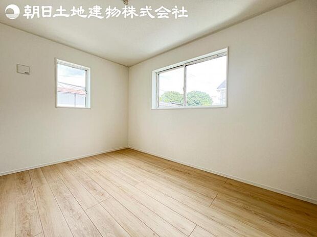 【洋室】2面より光を取り込み明るいお部屋となっております。