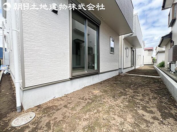 【庭】ゆったりとしたお庭先は日当たりを確保するのにも大事なスペースです。