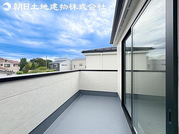 【バルコニー】日当りよく、心地良い風に吹かれてホッと一息ついてください。