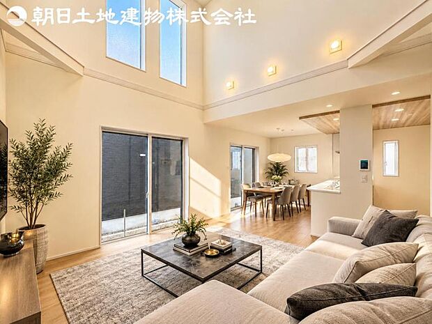 【リビング】静寂も喧騒も楽しめるご家族のお気に入りの大空間。いつまでもその場にいたくなる心地よさがご家族を繋げます。※家具や小物等はCG合成です。