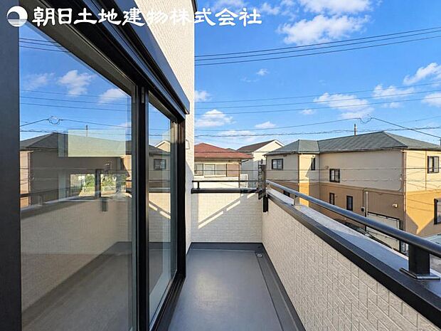 【バルコニー】日当りよく、心地良い風に吹かれてホッと一息ついてください。