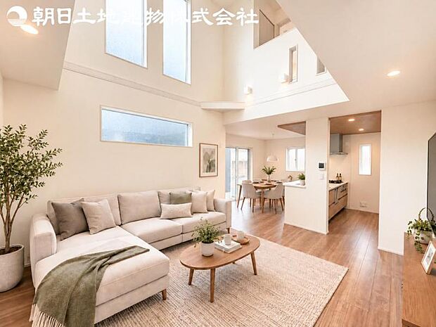 【リビング】静寂も喧騒も楽しめるご家族のお気に入りの大空間。いつまでもその場にいたくなる心地よさがご家族を繋げます。※家具や小物等はCG合成です。