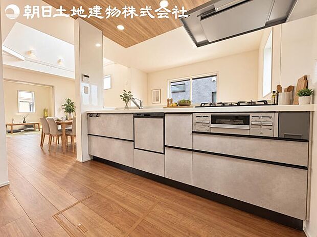 【キッチン】明るく開放感があるキッチンはリビングが見渡せる対面キッチンを採用。いつでもご家族を感じながらお料理できます。※家具や小物等はCG合成です。