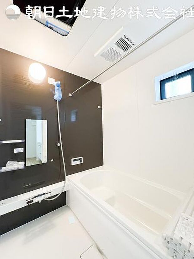 【浴室】一日の疲れを心身ともに癒してくれるリラックス空間は半身浴でゆっくりおくつろぎ頂けます。