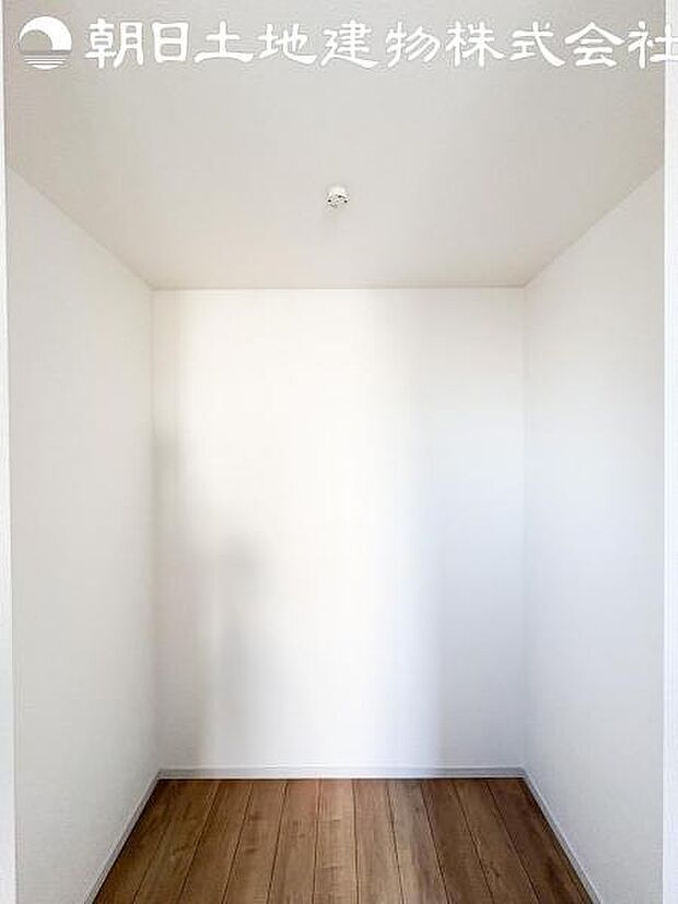 【ウォークインクローゼット】大容量の収納は、お洋服好きの方やお荷物が多い方にも安心です。