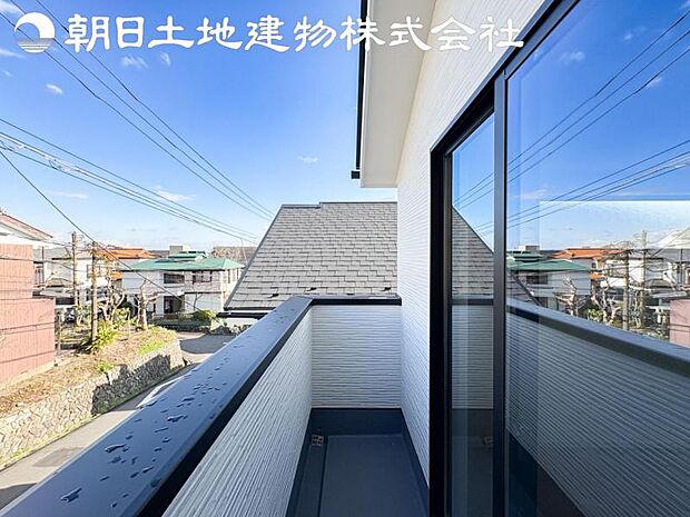 【バルコニー】日当りよく、心地良い風に吹かれてホッと一息ついてください。