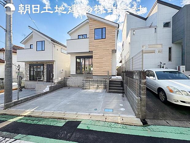 【駐車場】前面道路も広く、車の出し入れもしやすいカースペースです。