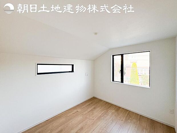 【洋室】2面より光を取り込み明るいお部屋となっております。