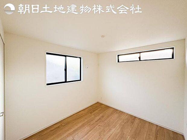 【洋室】道行く人の視線を気にせず暮らせる安心感。そして窓から見える空がさらなる解放感を演出します。