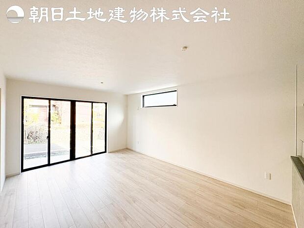 【リビング】開口部からたくさんの採光が望める快適空間となりご家族が集まりやすいリビングです。