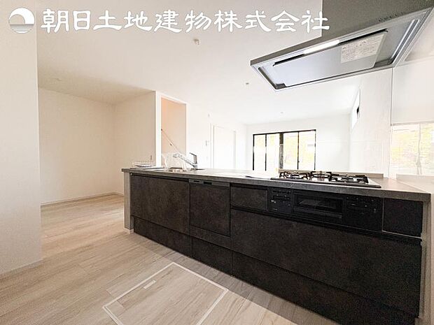 【キッチン】明るく開放感があるキッチンはリビングが見渡せる対面キッチンを採用。いつでもご家族を感じながらお料理できます。