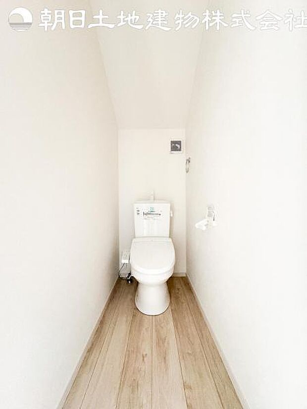 【トイレ】洗浄機能つきのお手洗いは2か所ございます。朝の忙しい時間や来客時に重宝します。