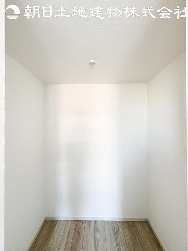 【ウォークインクローゼット】大容量の収納は、お洋服好きの方やお荷物が多い方にも安心です。