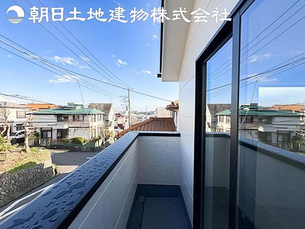 【バルコニー】日当りよく、心地良い風に吹かれてホッと一息ついてください。