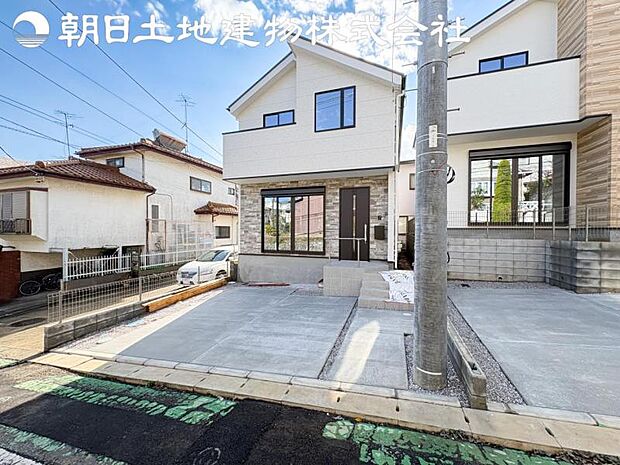 【カースペース】並列2台分駐車ができ、前面道路も広く出し入れのしやすい配置です。