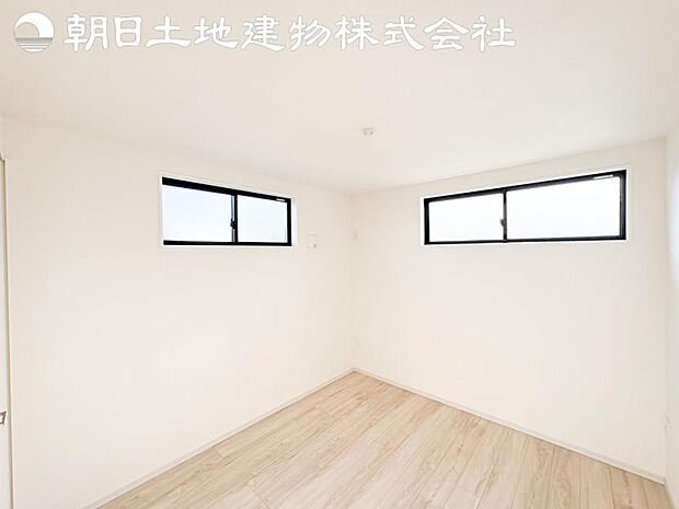 【洋室】2面より光を取り込み明るいお部屋となっております。