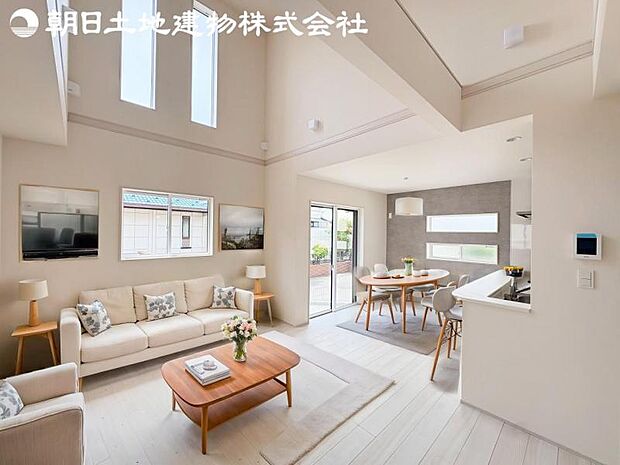 【リビング】開口部からたくさんの採光が望める快適空間となりご家族が集まりやすいリビングです。※家具等はCG合成です。