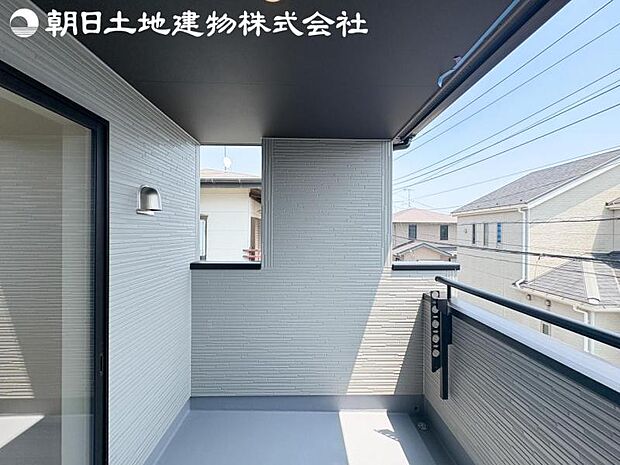 【バルコニー】日当りよく、心地良い風に吹かれてホッと一息ついてください。