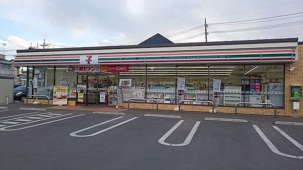 【セブンイレブン 秦野鶴巻南4丁目店】787m 駐車場が広くて車を止めるのに苦労しません。バイトさんがテキパキ対応してくれます。
