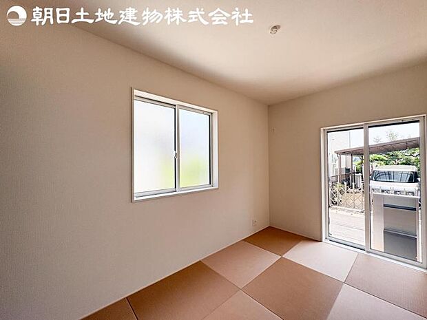 【和室】リビングの隣にはほっと寛げる和室をご用意。来客者の宿泊スペースにもいいですね。