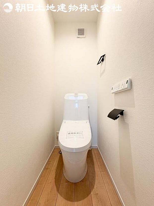 【トイレ】洗浄機能つきのお手洗いは2か所ございます。朝の忙しい時間や来客時に重宝します。