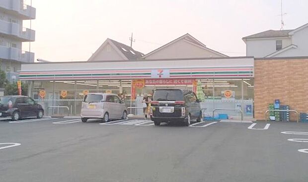 【セブンイレブン　相模原相南1丁目店】750ｍ　店内はゆったりとした陳列で品揃えも豊富です。