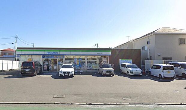 【ファミリーマート　厚木旭町四丁目店】625ｍ　駐車場が広く利用しやすいです。店員さんの対応も良いです。