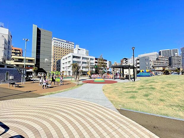 【あさひ公園】449ｍ　とても人気の公園です。面白そうな遊具や広々とした芝生スペースもあります。トイレもきれいです。