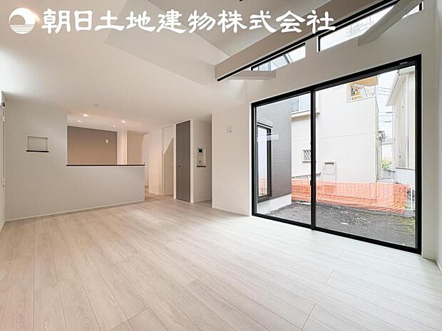 【リビング】開口部からたくさんの採光が望める快適空間となりご家族が集まりやすいリビングです。