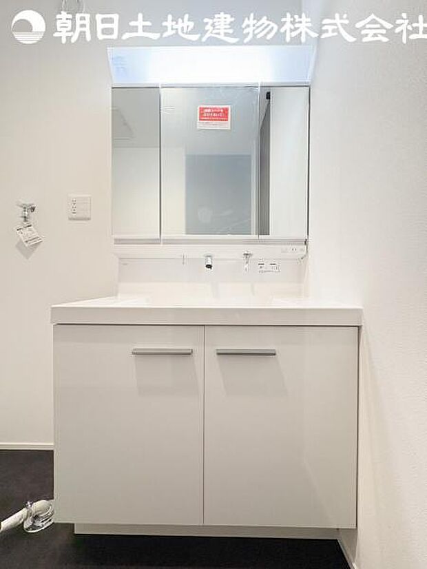 【洗面台】さわやかに気持ちよく1日が始められるように、機能性とデザイン性を両立した洗面化粧台です。