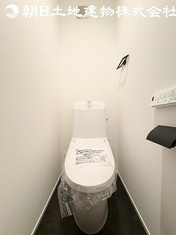 【トイレ】洗浄機能つきのお手洗いは2か所ございます。朝の忙しい時間や来客時に重宝します。