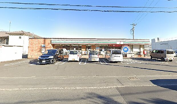 【セブンイレブン　厚木戸室1丁目店】637ｍ　店員さんの対応もよく、駐車場も広いので便利です。