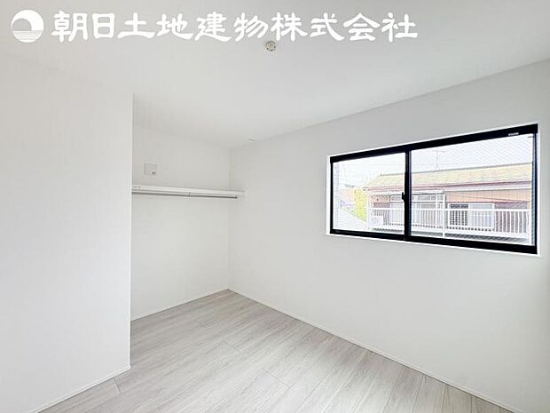 【洋室】道行く人の視線を気にせず暮らせる安心感。そして窓から見える空がさらなる解放感を演出します。