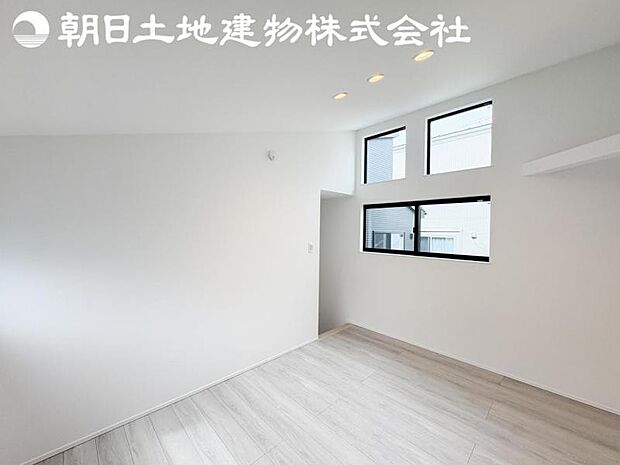 【洋室】光を取り込み明るいお部屋となっております。
