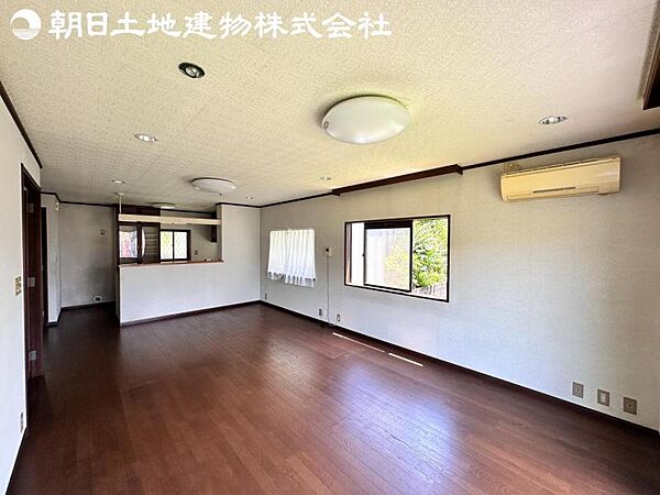 【リビング】静寂も喧騒も楽しめるご家族のお気に入りの大空間。いつまでもその場にいたくなる心地よさがご家族を繋げます。