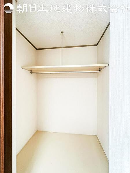 【居室収納】各部屋にある収納は大容量で、お洋服の多い方でも片づけが楽チンです。