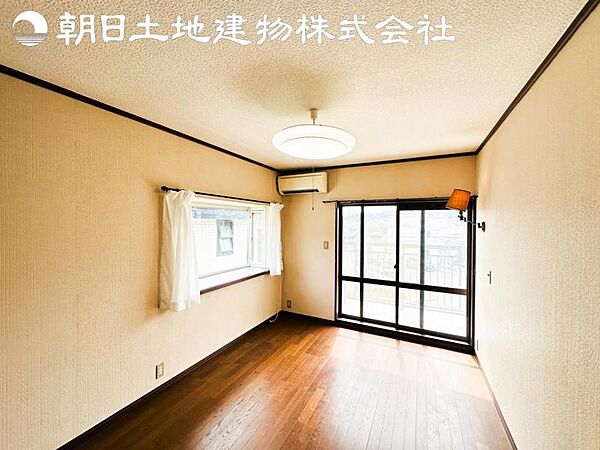 【洋室】2面より光を取り込み明るいお部屋となっております。