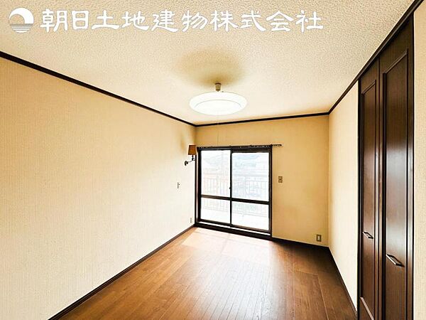 【洋室】バルコニーに面した掃出し窓があるため、光を取り込み明るいお部屋となっております。