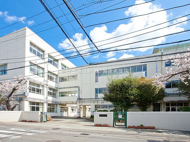 【座間市立西中学校】1100ｍ　周りが田んぼに囲まれているので、静かで環境の良い中学校です。校舎、校庭共に広く伸び伸びと過ごせる作りです。