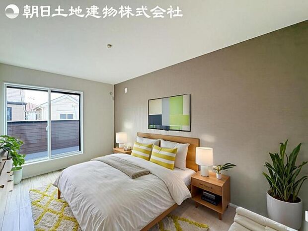 【寝室】道行く人の視線を気にせず暮らせる安心感。そして窓から見える空がさらなる解放感を演出します。※家具等はCG合成です。